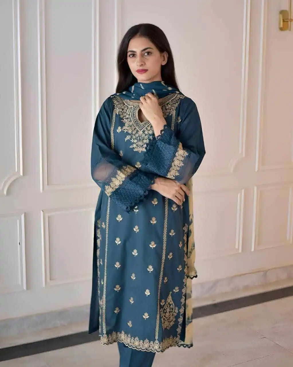 বিলাসী এমব্রয়ডারি থ্রি-পিস